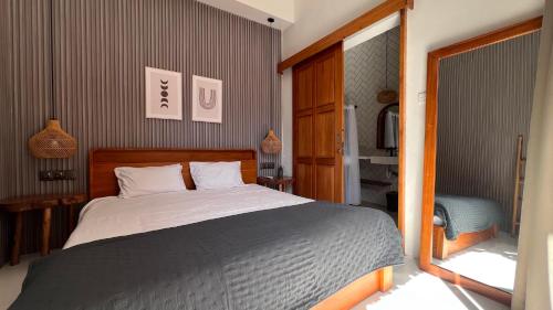 a bedroom with a large bed in a room at Arrum Villa in Ungasan