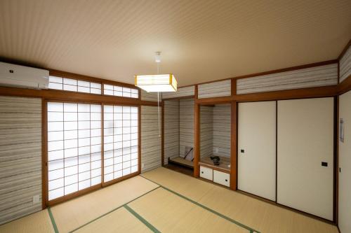 Shin-Osaka Spacious Terrace House - Up to 12 Guests