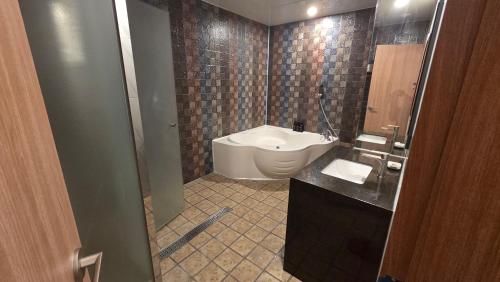 ein Badezimmer mit Waschbecken und Toilette in der Unterkunft Hotel Cleo in Goyang