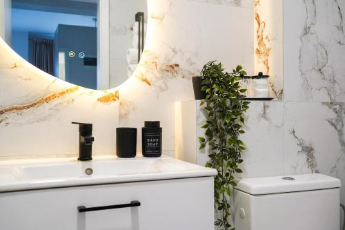 a bathroom with a sink and a mirror at Luxury Studio Chiajna in Roşu