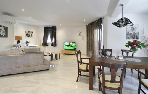 3 Bedroom Beautiful Apartment In Lovran