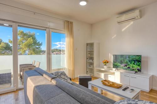 Cikat Bay Modern Apartment /w Balcony - Happy Rentals
