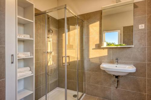 Cikat Bay Modern Apartment /w Balcony - Happy Rentals