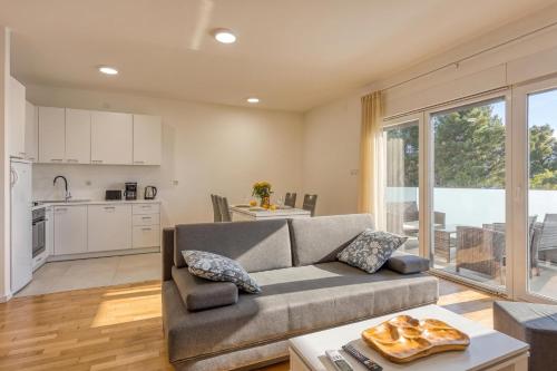 Cikat Bay Modern Apartment /w Balcony - Happy Rentals