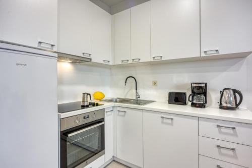 Cikat Bay Modern Apartment /w Balcony - Happy Rentals