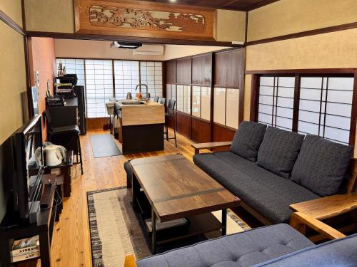 Kanazawa Machiya 東風 Tong Poo