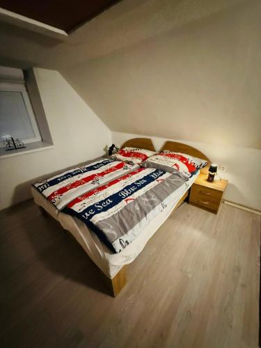 a bedroom with a bed in a room at Chalúpka pod hviezdami in Uličské Krivé