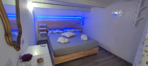 a bedroom with a bed with two stuffed animals on it at MaraSal in Pozzallo