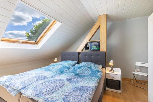 a bedroom with a bed and a window at Fewowe Ferienwohnung Wenden in Wenden