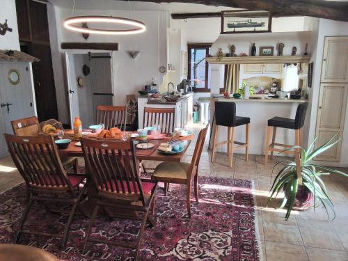 a kitchen and dining room with a table and chairs at Le bateau sur les toits in Cotignac