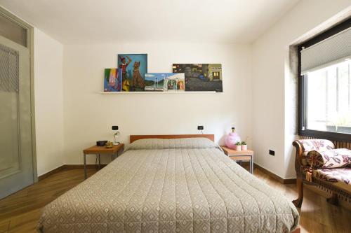 a bedroom with a large bed in a room at Casa Vacanza La Torre in Paratico