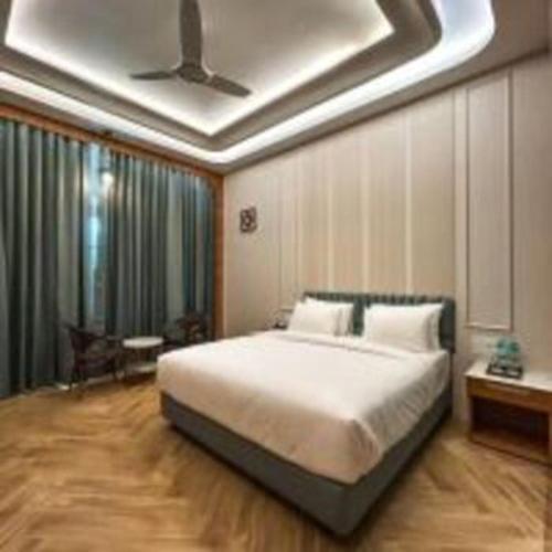 a bedroom with a bed and a ceiling at Hotel Imperial Blu in Similigurha