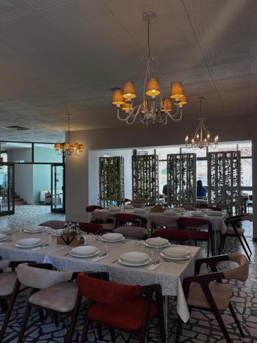 ein Esszimmer mit einem langen Tisch und Stühlen in der Unterkunft Hotel Split in Glamoč