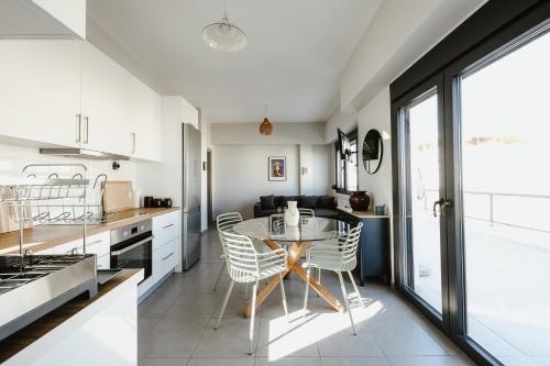 Central Penthouse - Sea & Mountain View