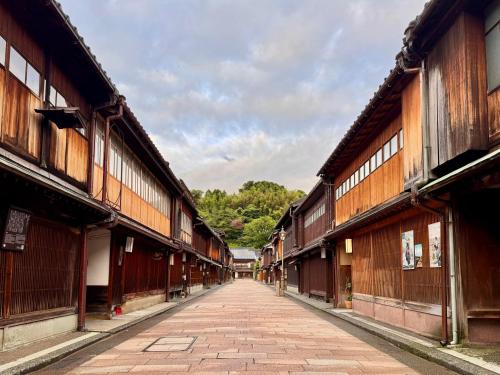 Kanazawa Machiya 東風 Tong Poo