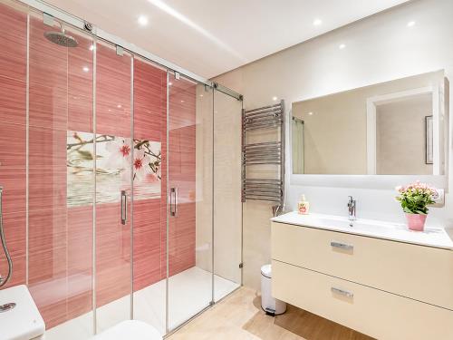 a bathroom with a shower and a sink at Villa Bruno in El Toro