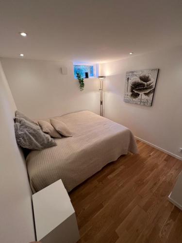 a bedroom with a bed in a white room at Lägenhet nära badplatser, Önnered in Gothenburg