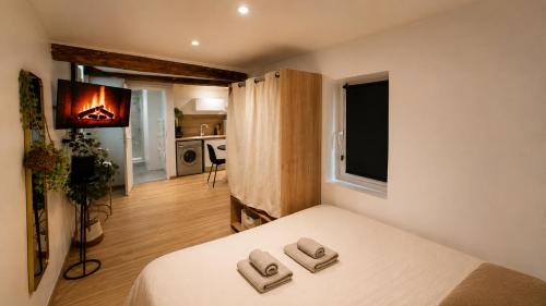 a bedroom with a bed with two towels on it at L'Adresse Mâconnaise Central - 2pers - Calme in Mâcon