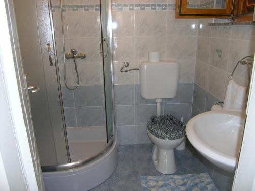łazienka z prysznicem, toaletą i umywalką w obiekcie Studio Vranic w Krku