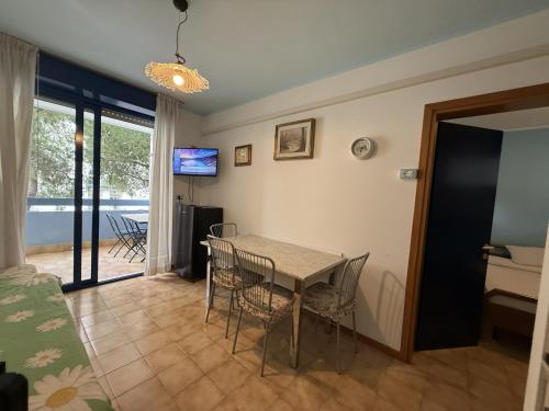 a dining room with a table and chairs at Condominio Vera Cruz in Bibione