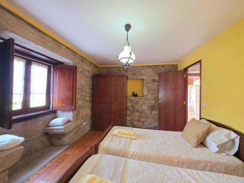 a bedroom with a bed and a window at Villa Vetusta in Penso