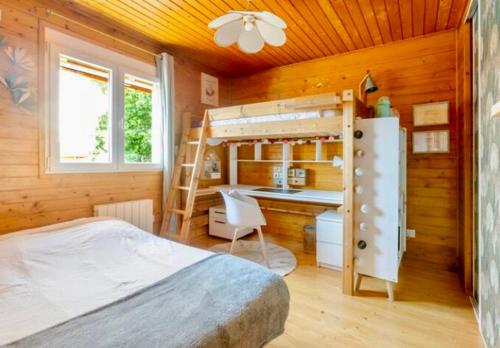 a bedroom with a bunk bed and a desk at Villa L'Epicléa, Chorges, entre lac et montagnes in Chorges