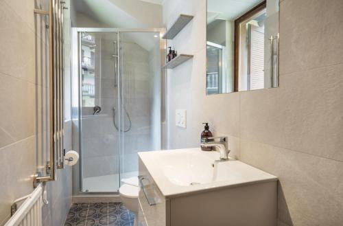 ein Badezimmer mit Waschbecken und Dusche in der Unterkunft Hotel Monterosa in Alagna Valsesia