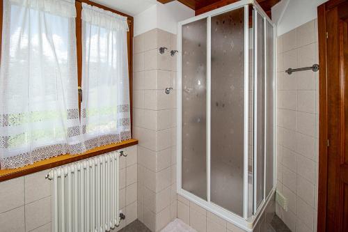 a bathroom with a shower with a glass door at Fausta Lago in Colico