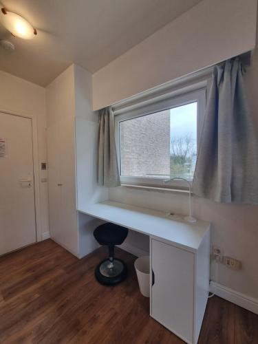 a room with a desk and a window at Ghent Business Flat in Ghent