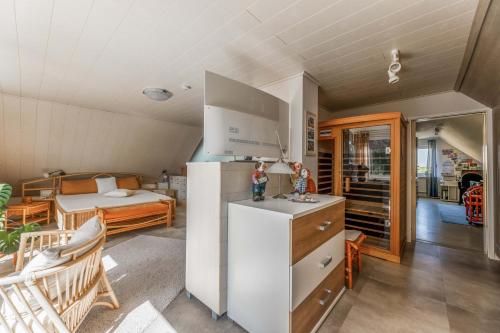 a room with a kitchen and a bedroom with a bed at Appartement auf dem Land in Neuenkirchen