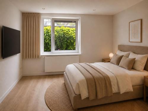 una camera da letto con un grande letto e una finestra di Hof van Bergen a Bergen