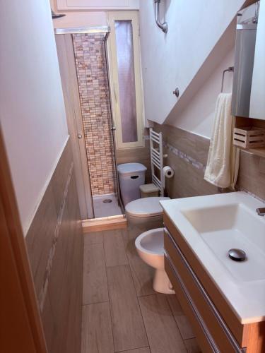 a small bathroom with a toilet and a sink at La Terrazza in Civitavecchia