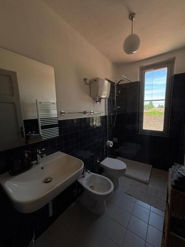 a bathroom with a sink and a toilet at Le Finestre in Città della Pieve
