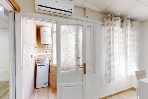 a white door in a room with a window at Apartamento Céntrico en Murcia in Murcia