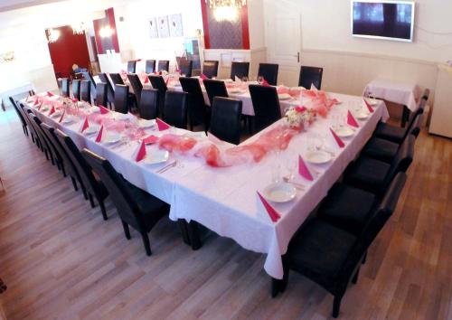 Un restaurante u otro lugar para comer en Hotel Garni