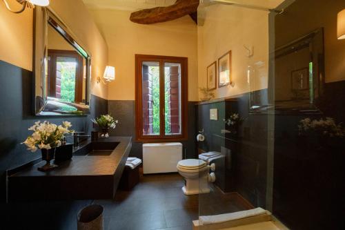 a bathroom with a toilet and a sink at Villa Verecondi Scortecci in Colle Umberto