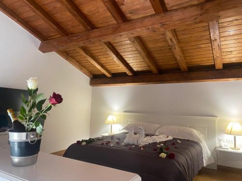ein Schlafzimmer mit einem Bett, auf dem eine Blume liegt in der Unterkunft Kento Resort in Centuripe