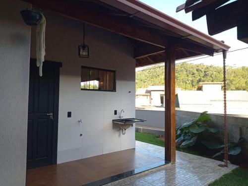 a bathroom with a sink in a house at Lar temporário Rê Auer in Santa Teresa