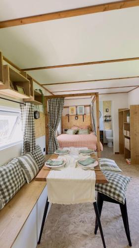 a room with a table and a bed at Camping Magali Plage in Liourdres