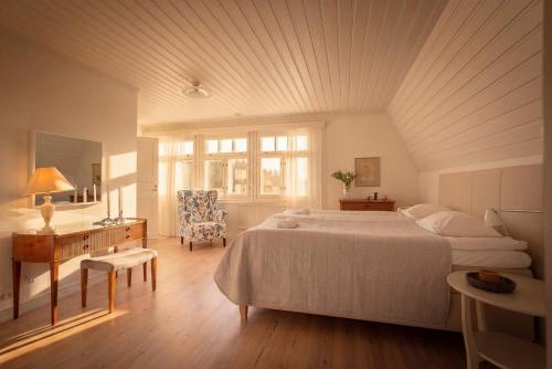 a bedroom with a large bed and a desk at Stay North - Marjaniemi in Salo