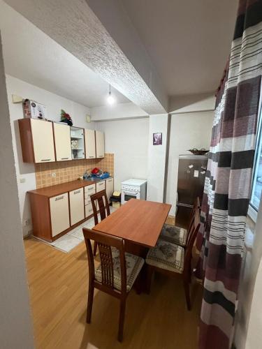a kitchen and dining room with a table and chairs at Coolbnb Apartment Tetovo in Tetovo