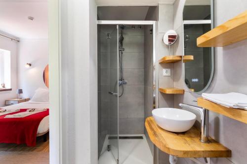 a small bathroom with a shower and a sink at Penedo Escape Nature in Colares
