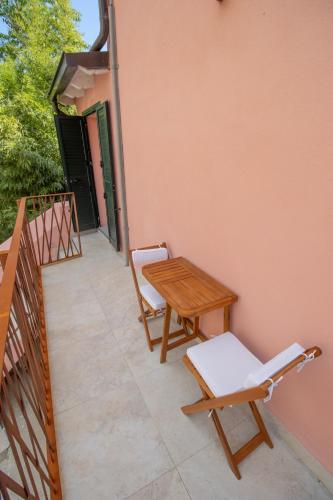 a table and chairs on the balcony of a house at OASI Apartment in Le Grazie