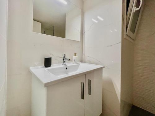 New 1BR AC Apartment near Acropolis