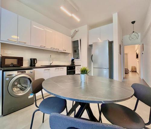 New 1BR AC Apartment near Acropolis