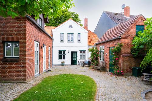 a courtyard of a house with a brick building at Fischerhaus in Fehmarn