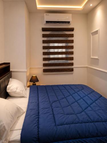 a bedroom with a blue blanket on a bed at MANDJOU résidence in Abidjan