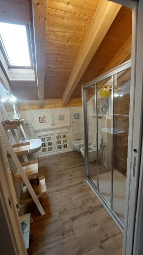 a bathroom with a glass shower and a toilet at Casa Moreschi in Tresivio