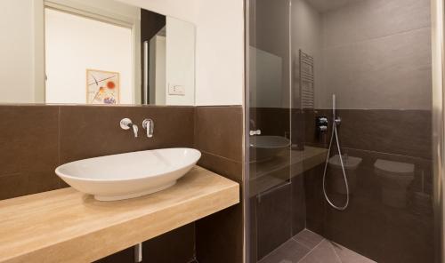 un bagno con un lavandino bianco e una doccia di Dante 58 a Palermo