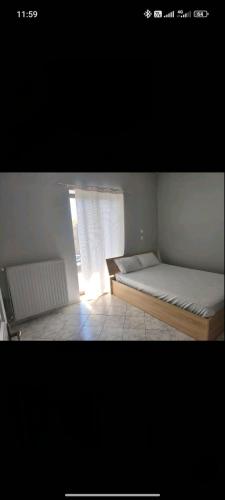 a small bedroom with a bed and a window at villa sun view in Peratiá